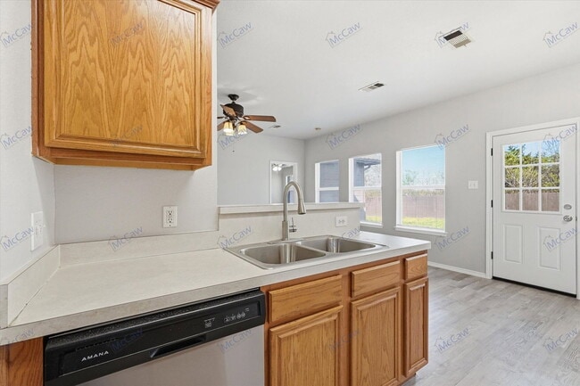 Building Photo - 412 Pin Oak Ln