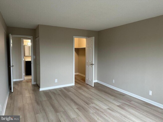 Building Photo - 5903 Mt Eagle Dr