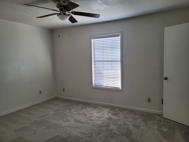 Building Photo - 5611 Ross Ave