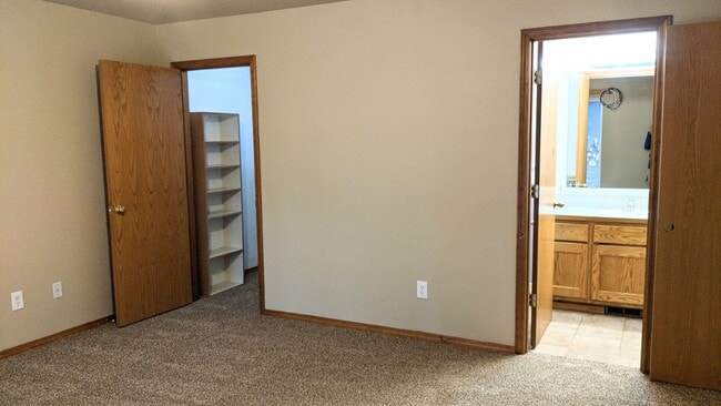 Building Photo - Spacious Four Bedroom in Great Location!