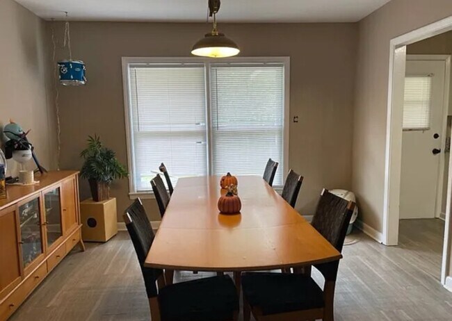 Building Photo - 212 S Edgewood Dr