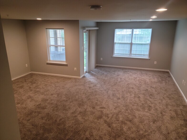 Building Photo - 7152 Hummingbird Dr