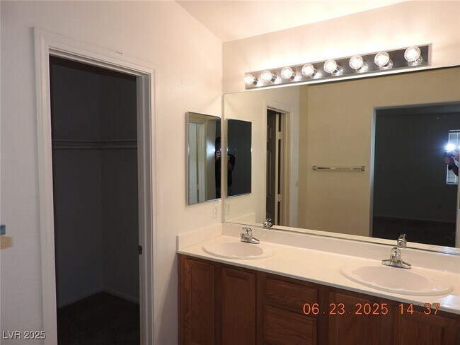 Building Photo - 707 W Sea Harbor Ct