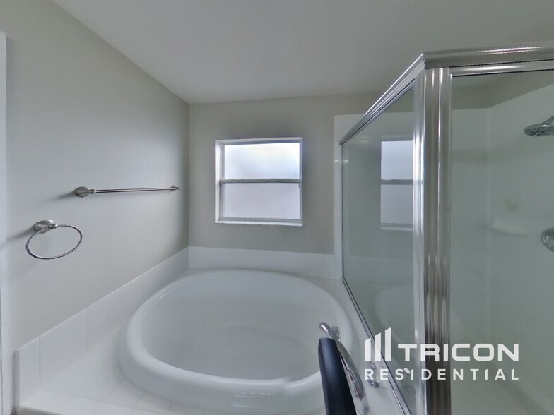 Building Photo - 3130 Wiltshire Ave