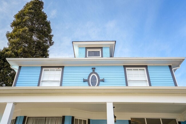 Building Photo - Fully furnished 5-bed, 3.5 bath home in hi...