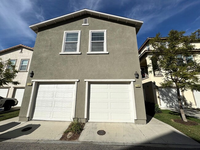 Building Photo - Riverpark Townhome