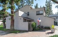 Building Photo - 3 Bedroom Townhome: Prime Location with Pool, Clubhouse and More!