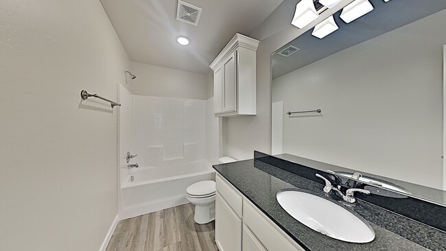 Building Photo - 2 Bedroom 2 Bathroom 2 Car Garage Duplex w...