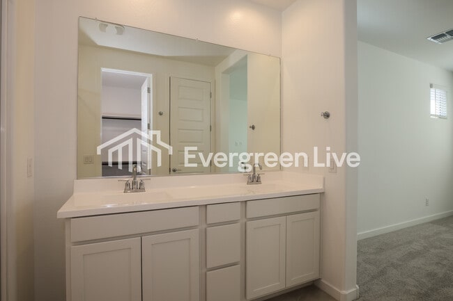 Building Photo - 10138 E Ulysses Ave