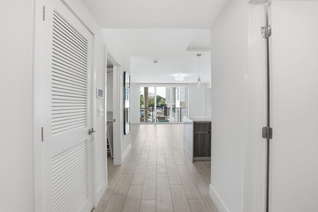 Building Photo - 111 SE 1st Ave