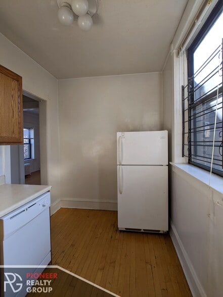 Building Photo - 1448 W Cornelia Ave