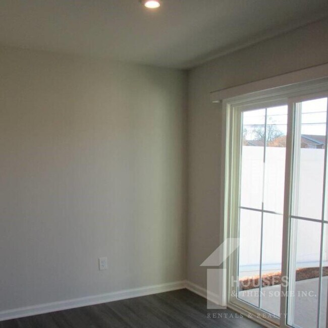 Building Photo - 14 Pine Thicket Dr