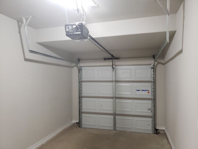 Building Photo - Town home for rent