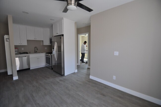 Building Photo - 8BD/4BA on Rockford! Great Yard!