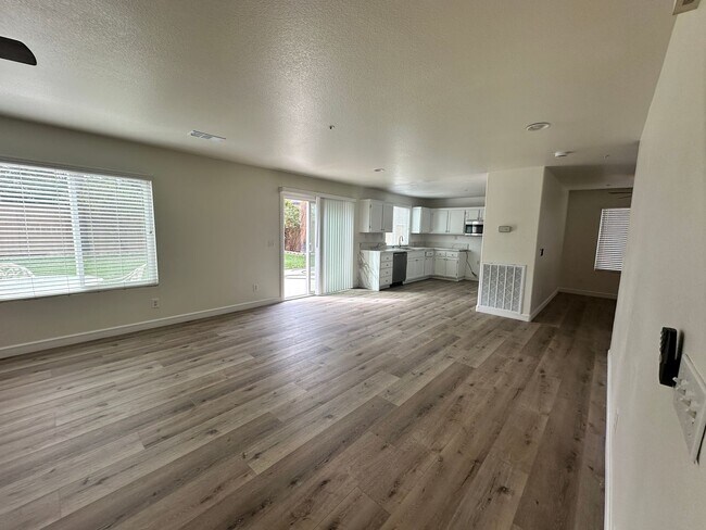 Building Photo - A stunning 4-bedroom haven, fully renovate...