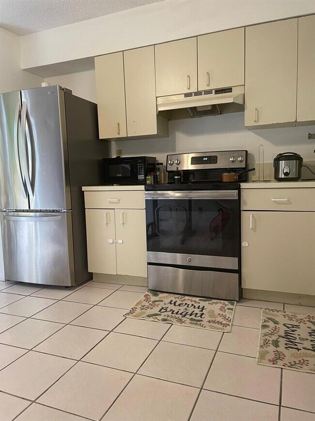 Building Photo - 8270 SW 149th Ct