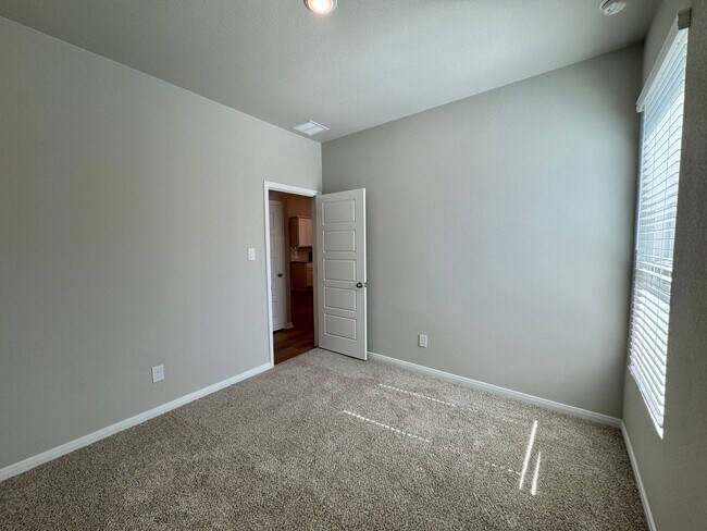 Building Photo - Stunning 3x2 Luxury Duplex in Buda, TX!