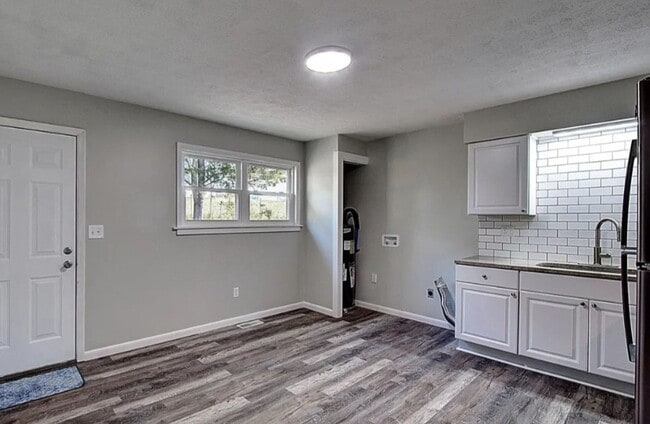 Building Photo - 2 Bedroom/ 1 Bath Duplex convenient locati...
