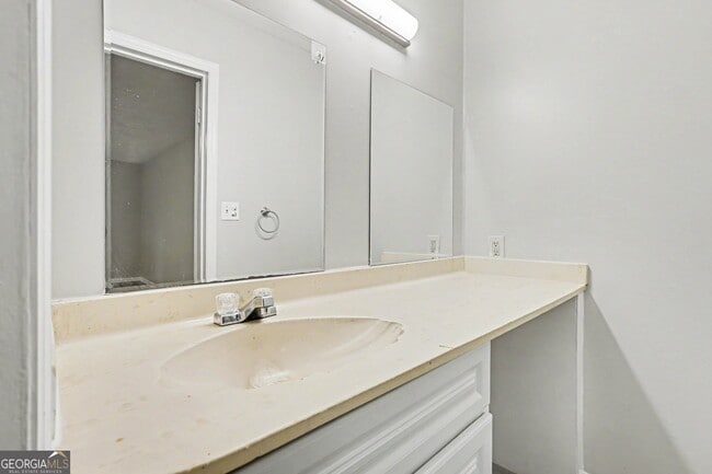 Building Photo - 3743 Poplar Dr