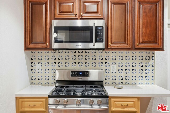 Building Photo - 1458 W 48th St