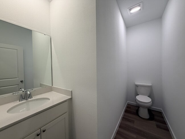 Building Photo - 523 Holly Lks Dr