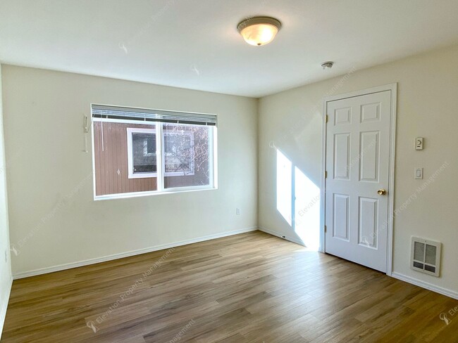 Building Photo - 2BR - 1.5BA Townhouse Living in the Heart ...