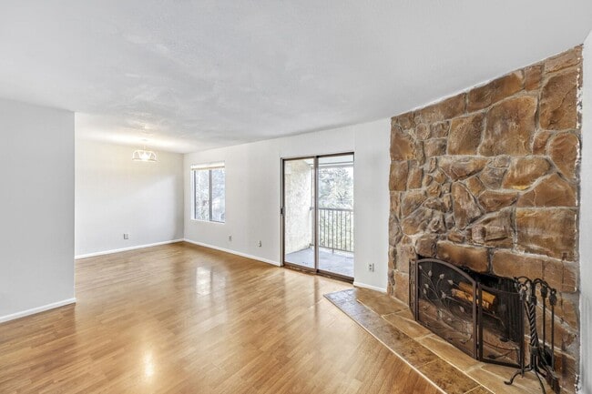 Building Photo - Top Floor 2bed/2bath in an Exclusive Community in the heart of Kirkland, WA!