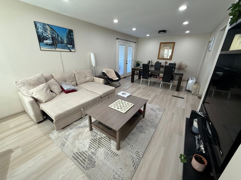 Building Photo - 536 S 74th St