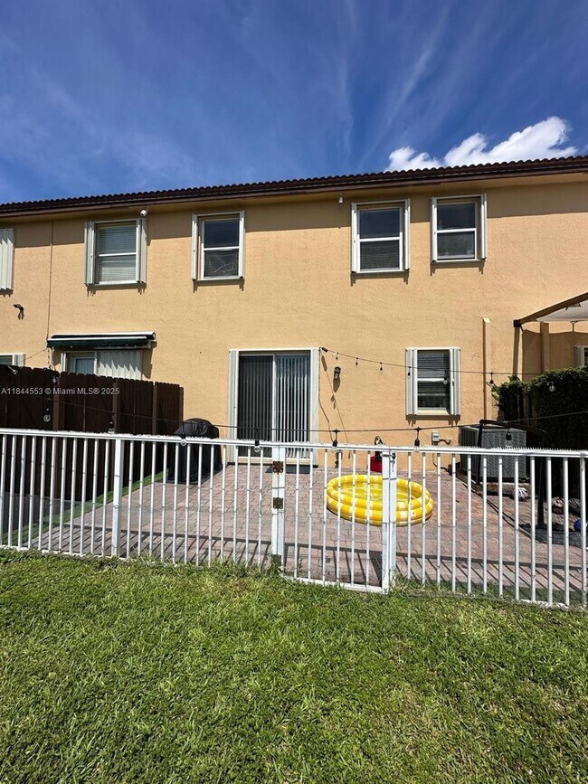 Building Photo - 8728 NW 113th Ct