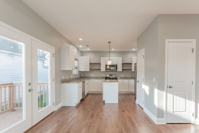 Building Photo - Downtown 3 bedroom Cottage