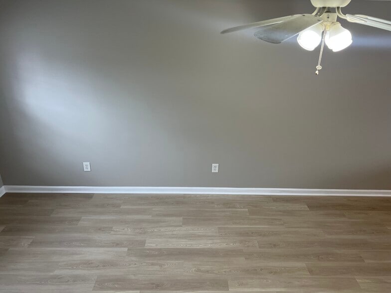 Building Photo - 577 Beaverview Dr