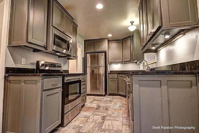 Building Photo - Available August 1st!  3-Bedroom, 1-Bathroom Home, Near Downtown Fayetteville