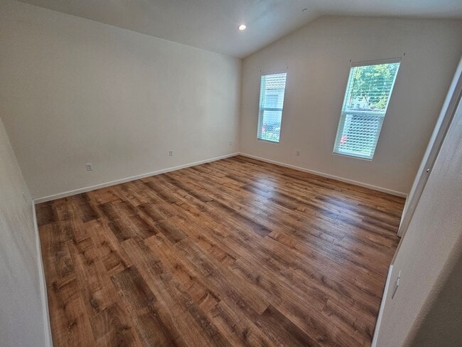 Building Photo - 3 Bedroom 2 Bathroom Duplex for Rent in Corning!