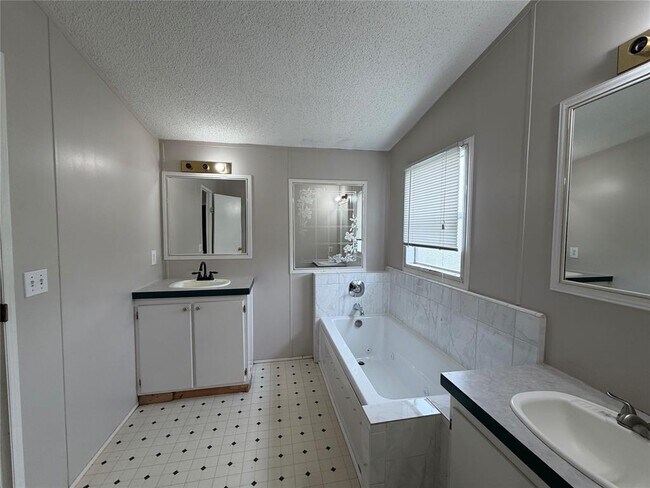 Building Photo - 12609 Dessau Rd