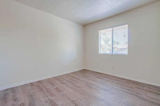 Building Photo - Downtown Vista Townhome, Available Now!