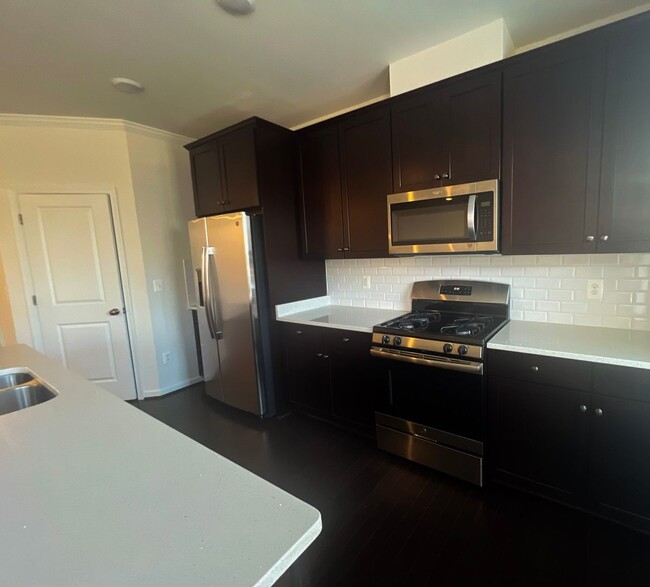 Building Photo - Luxurious 3 Bed 3.5 Bath Townhome In Vibra...