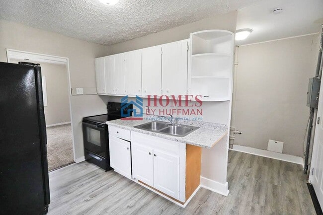 Building Photo - Two Bedroom House