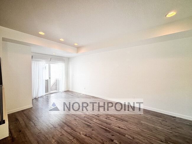Building Photo - Clean, Bright, Open Town-Home in Lehi