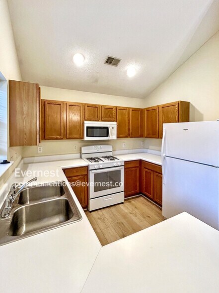 Building Photo - 416 Commons Dr