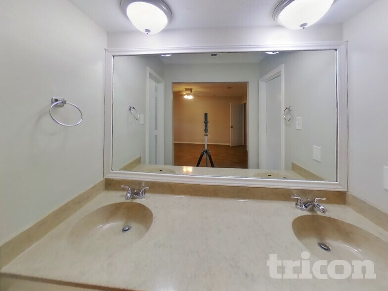 Building Photo - 7118 Foxway Ln