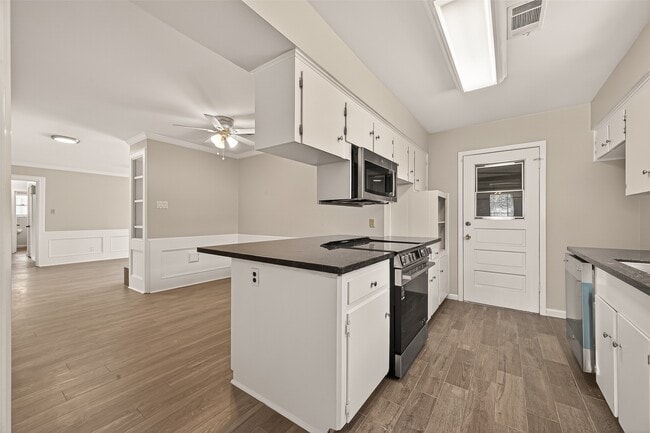 Building Photo - 9502 Skyline Dr