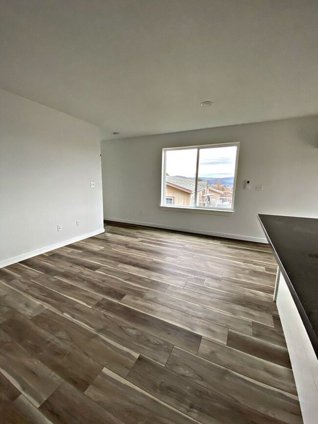 Building Photo - Gorgeous River Views