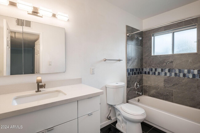 Building Photo - 512 E Roanoke Ave