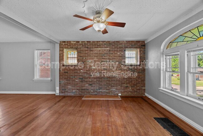 Building Photo - 8028 Wynwood Dr