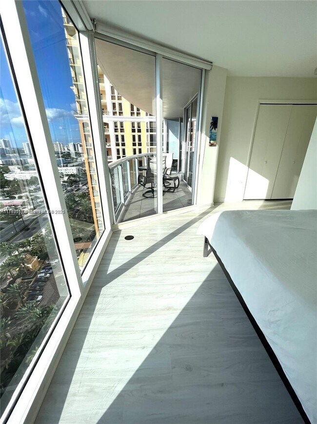 Building Photo - 17555 Collins Ave