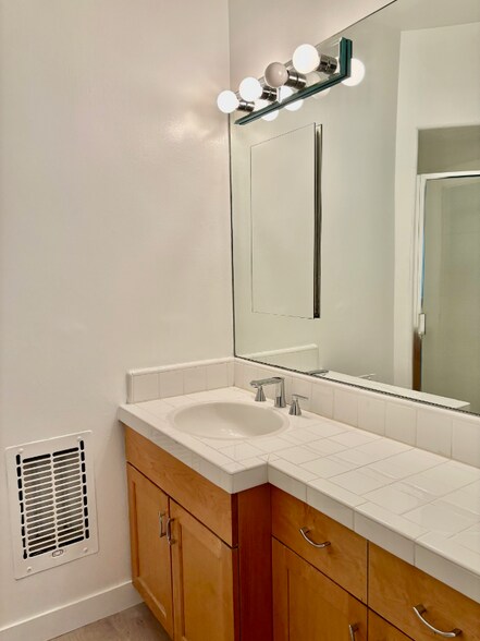 Building Photo - 808-812 Westmount Dr