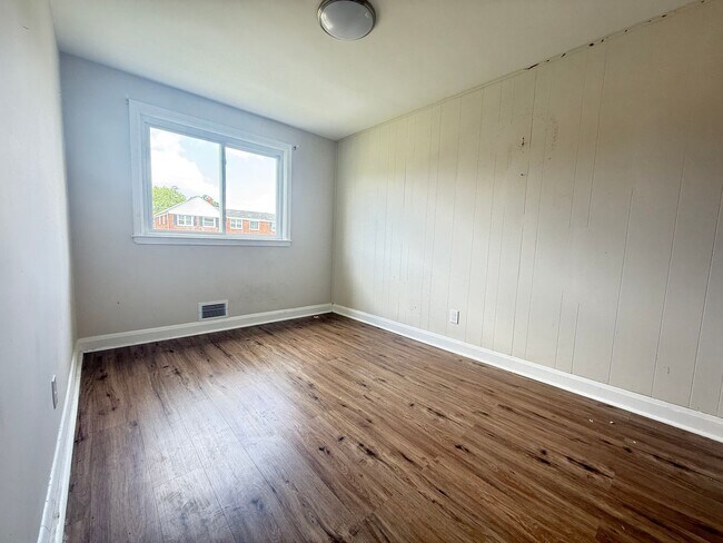 Building Photo - Four-Bedroom House in Parkville