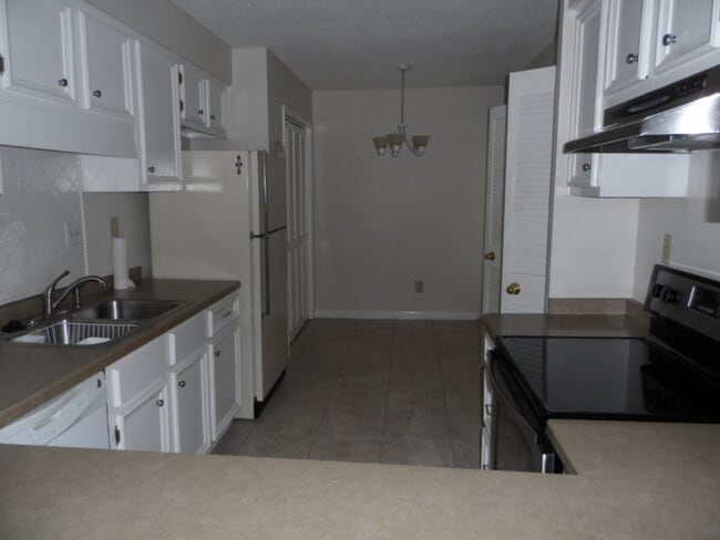 Building Photo - 4100 Five Oaks Dr