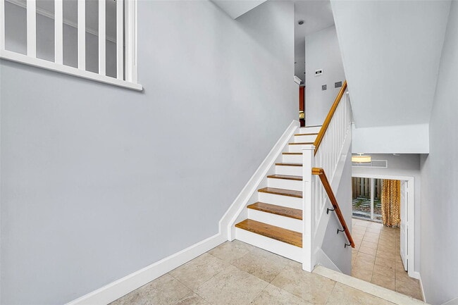 Building Photo - 1902 Coral Heights Ct