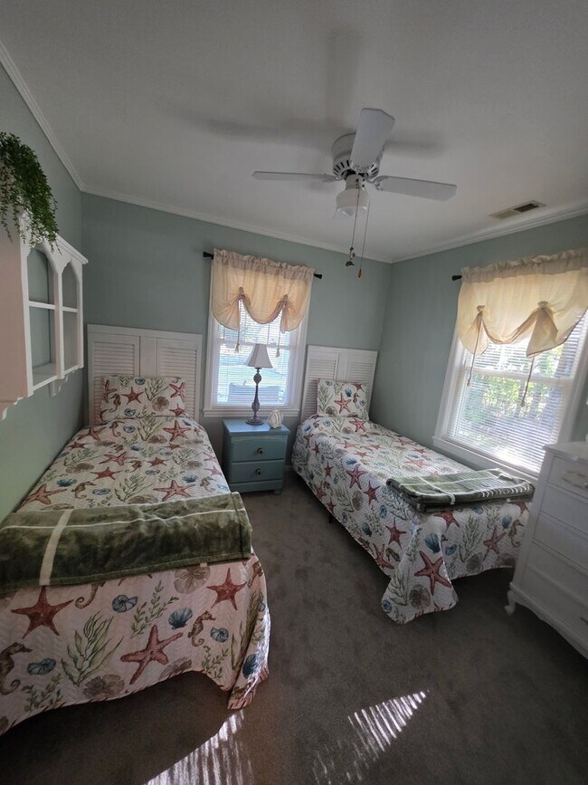 Building Photo - Beautiful 3 bedroom, 2 bath house with one...